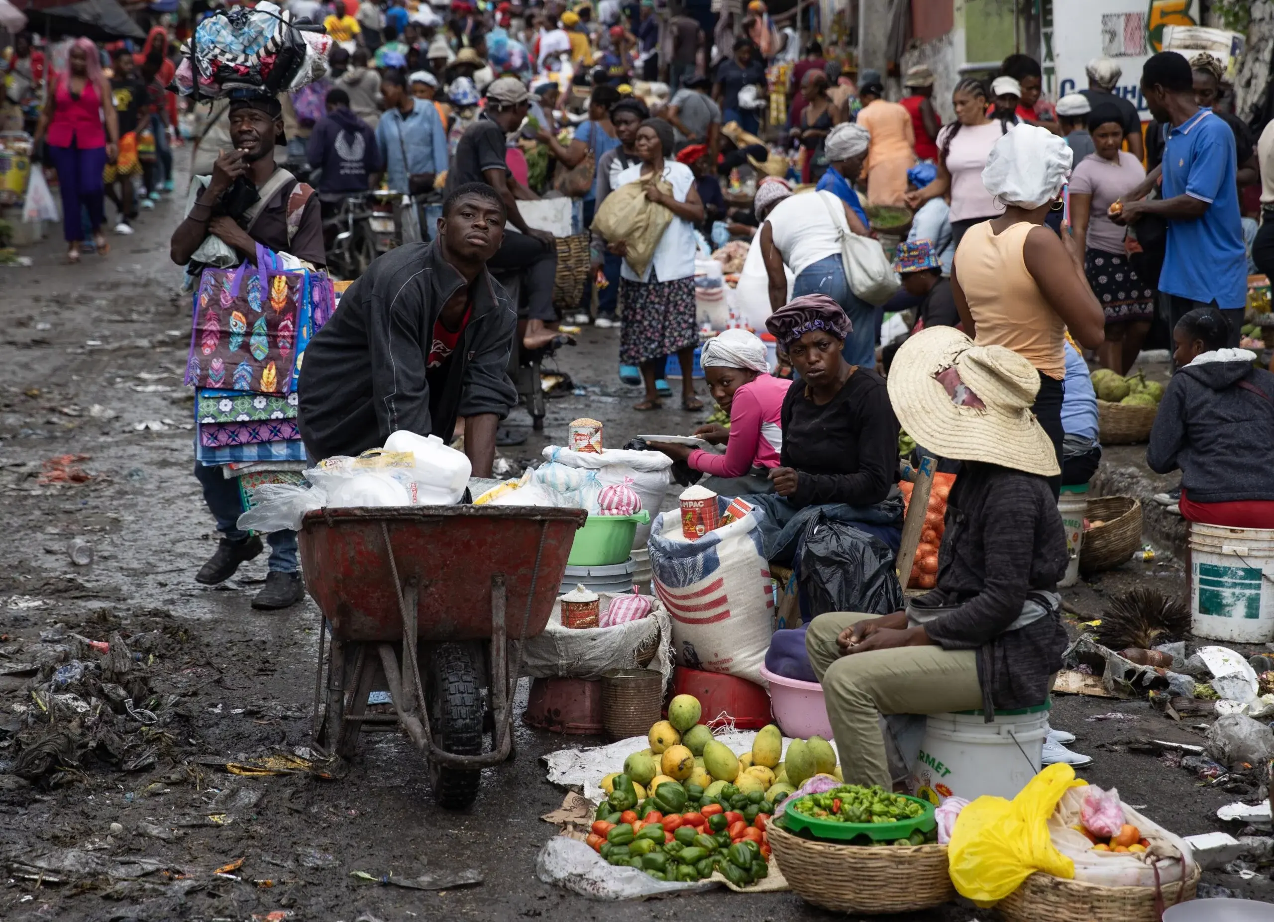 Vendedores y compradores llenan el mercado de Puerto Príncipe en medio de la basura