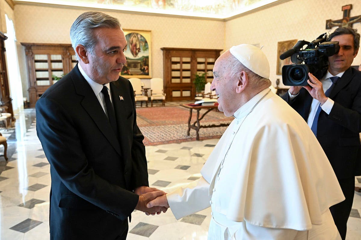 Abinader se reunió 30 minutos con el papa y le regaló un rosario de larimar