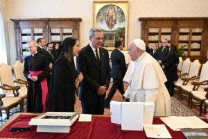 La primera dama dominicana le dice al papa: “Le esperamos, le esperamos»