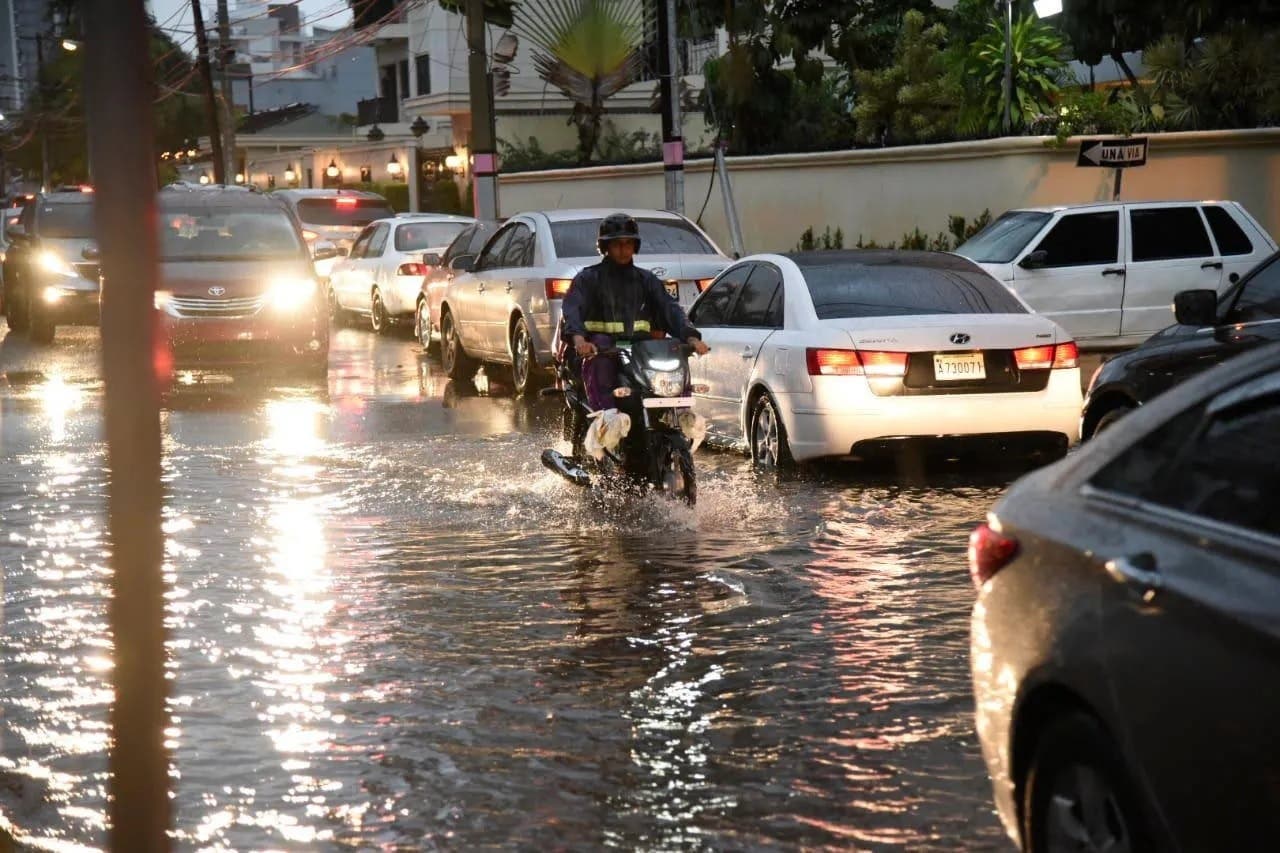 Mantienen 8 provincias bajo alerta por la incidencia de una onda tropical y una vaguada