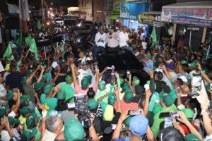 Leonel encabeza una marcha caravana bajo lluvia en Cotuí