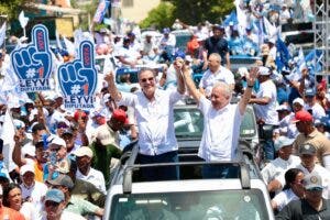 Abinader encabeza caravanas en la urbe