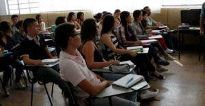 Mescyt entrega 294 becas a alumnos que cursarán programas de maestrías en diferentes partes del mundo