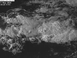 Fuertes lluvias provocan inundaciones urbanas, el COE aumenta a 27 las provincias en alerta