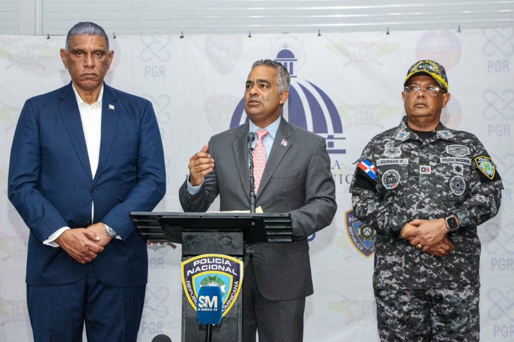 Santos Echavarría junto al ministro Jesús Vásquez Martínez y el director general policial Ramón Antonio Guzmán Peralta.