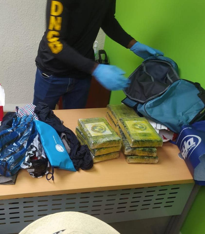 Detienen español que intentaba viajar a parís con ocho paquetes de cocaína