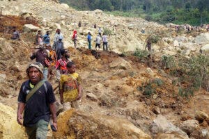 Papúa busca supervivientes del alud que estima ha enterrado a más de 2.000 personas