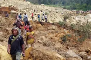 Papúa busca supervivientes del alud que estima ha enterrado a más de 2.000 personas