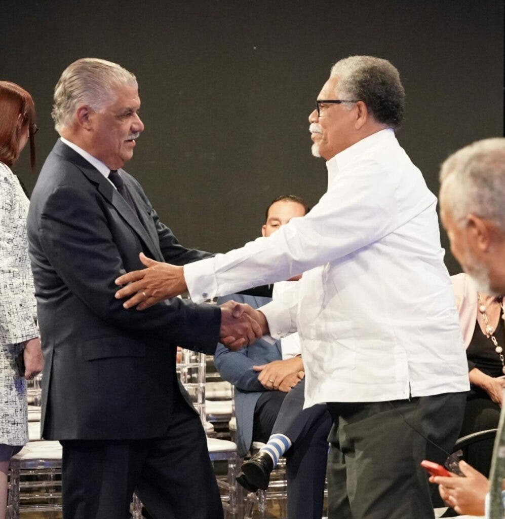 Miguel Vargas y Bienvenido Álvarez Vega, director del periódico HOY, se saludan.