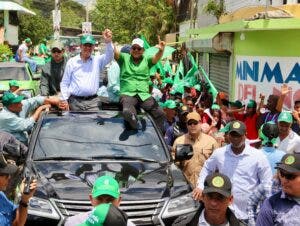 Leonel recibe apoyo en barrios y calles de Montecristi y Dajabón