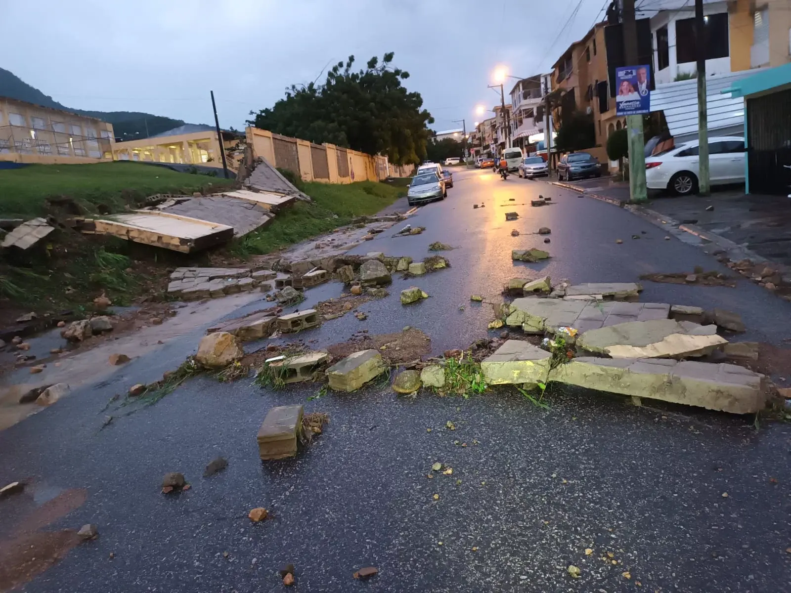 Lluvias desploman verja perimetral de escuela en Puerto Plata y causan derrumbes en carretera Luperón