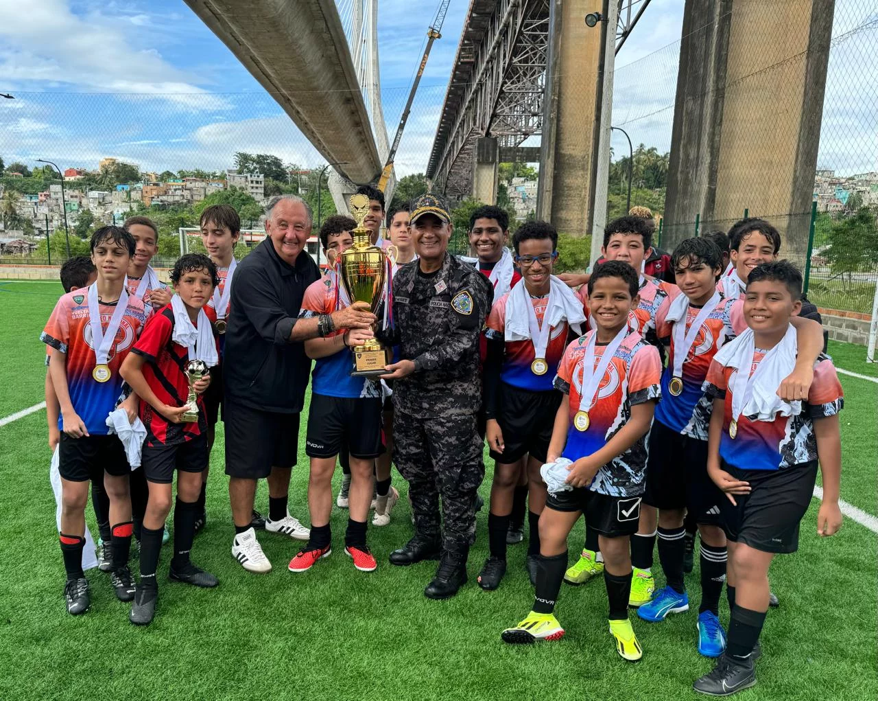 2- Alejandro Marte de Policía FC Los Guandules, recibe la Copa del Segundo Lugar