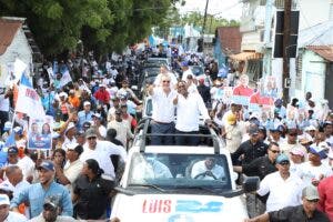 Abinader encabeza marcha caravana en San Juan