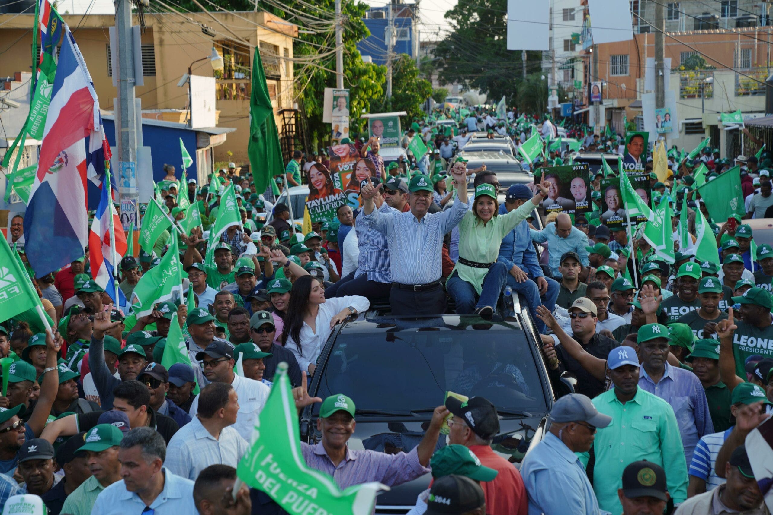 Leonel Fernández cierra campaña electoral en Santo Domingo Este con caravana