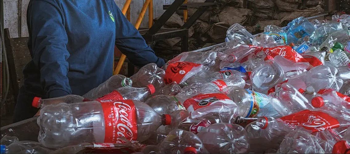 Coca-Cola se Compromete a reciclar el 100 % de sus envases en Latinoamérica para 2025