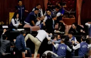 Diputados taiwaneses se van a las trompadas en plena sección