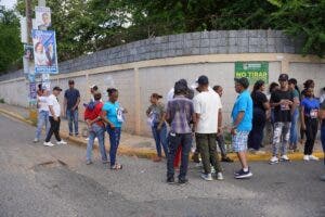 El calor no detiene ciudadanos acudan a ejercer el voto