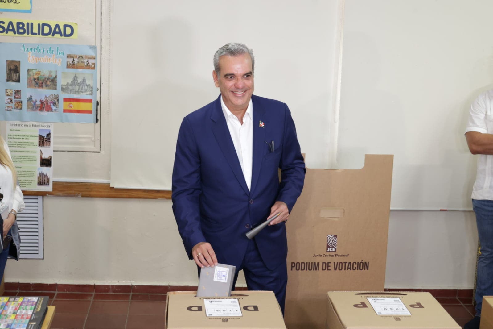 Presidente Abinader ya votó; llama a dominicanos a votar de manera pacífica