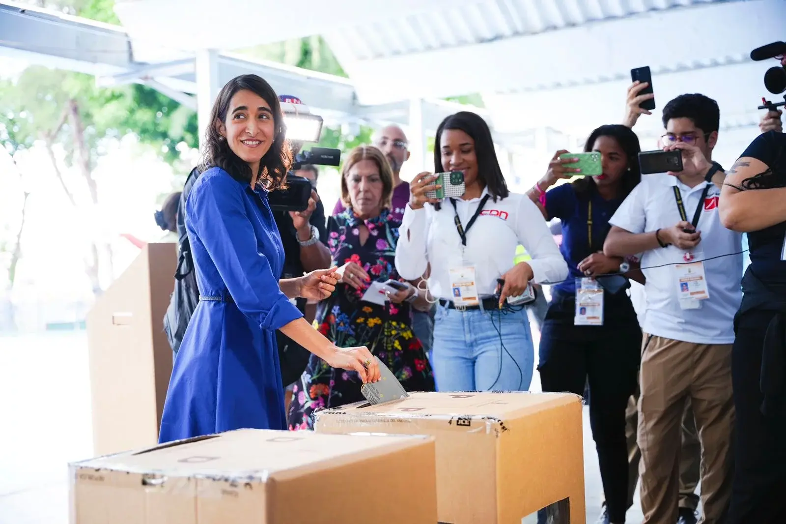 Virginia Antares vota llamando a respetar voluntad del pueblo