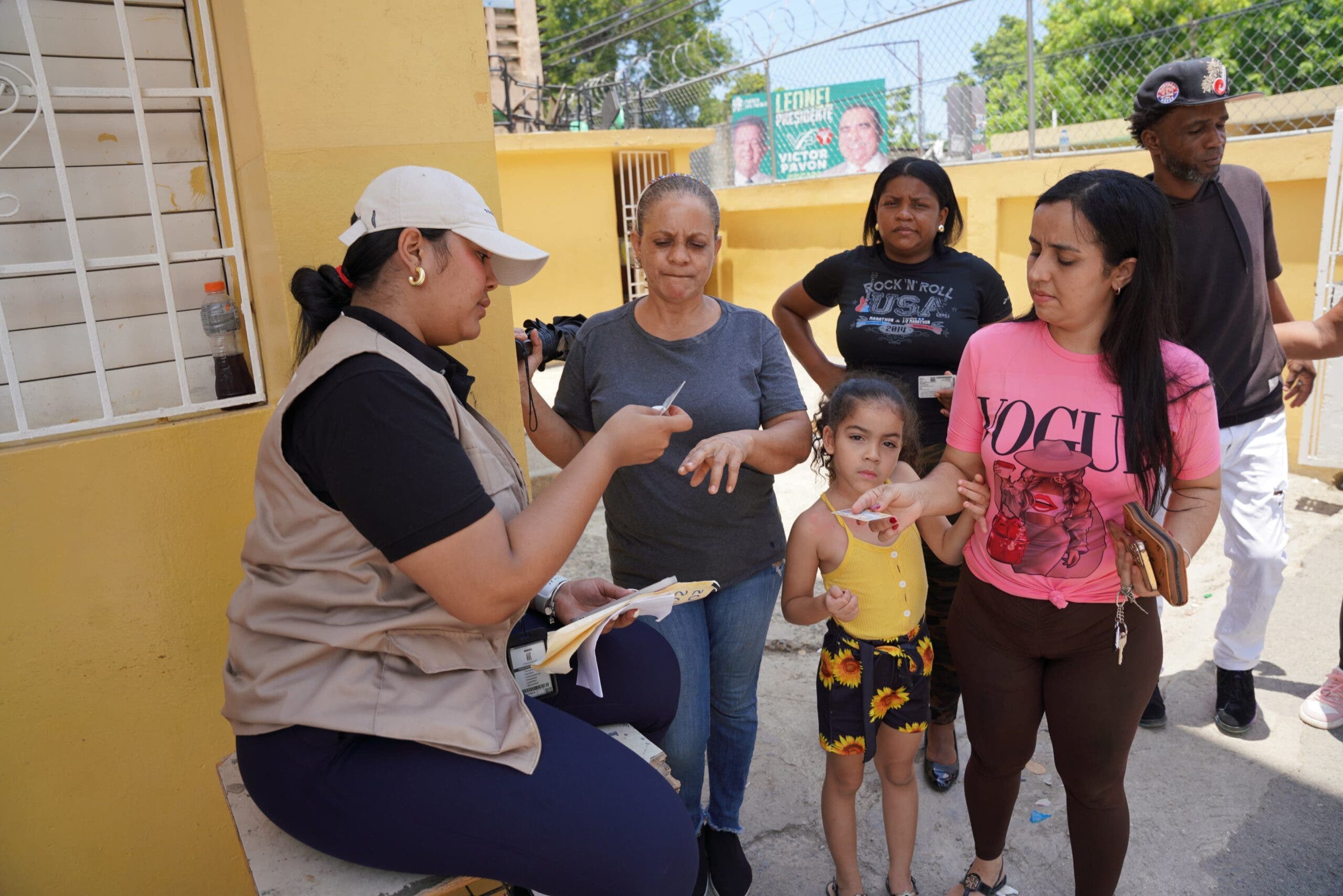 Tranquilidad reina en los comicios dominicanos, sin incidentes importantes a media jornada
