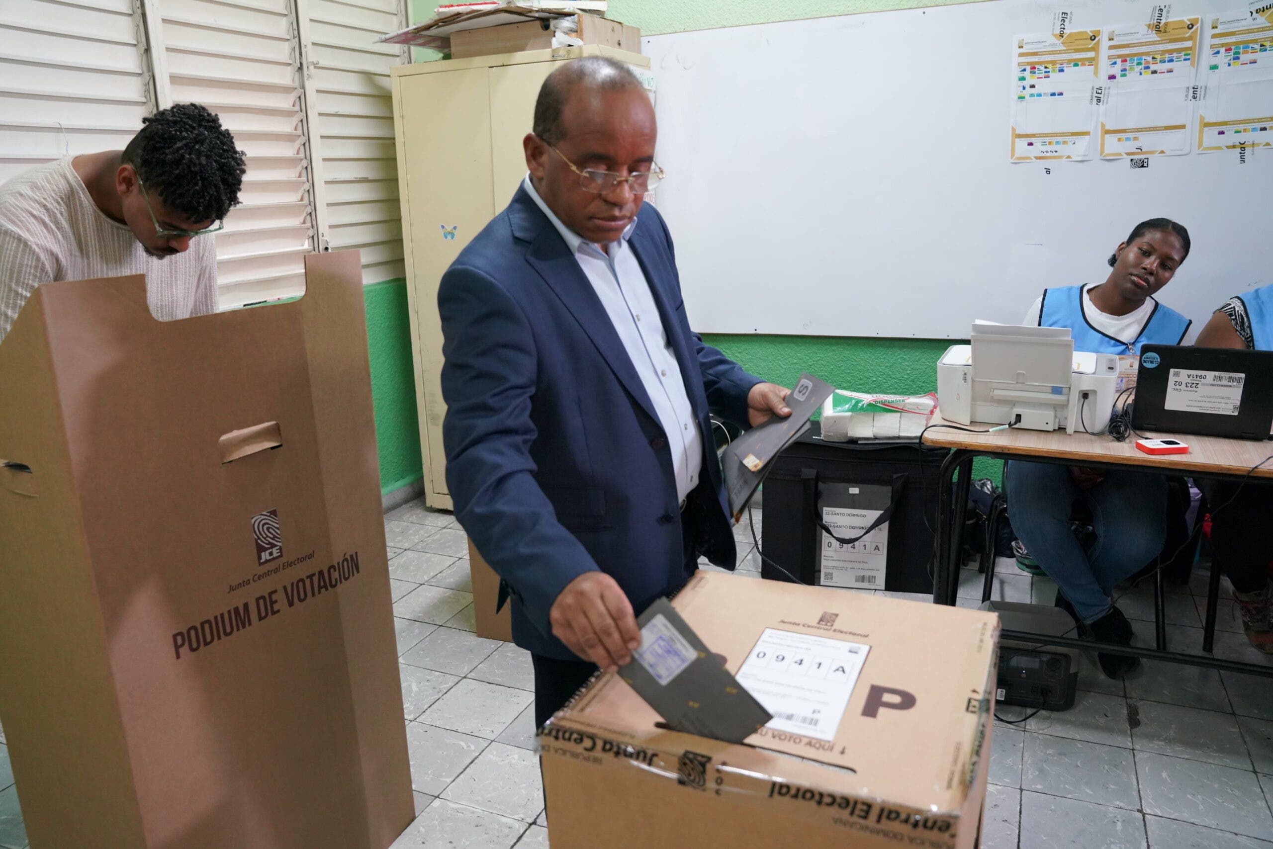 Fulgencio Serevino candidato del partido Patria Para Todos ejerció su voto