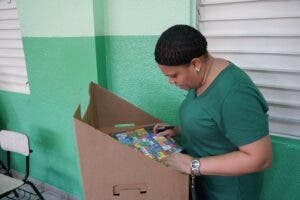 En tubis, bermudas y chancletas, los dominicanos acuden a votar