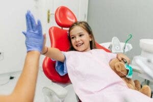 Cómo preparar al niño para la visita con el dentista