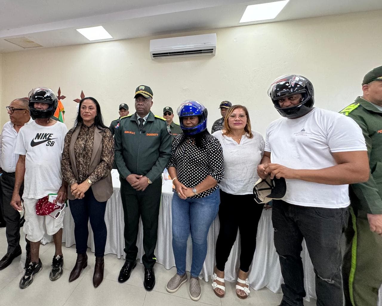 DIGESETT entrega 200 cascos protectores a los motociclistas de Nagua