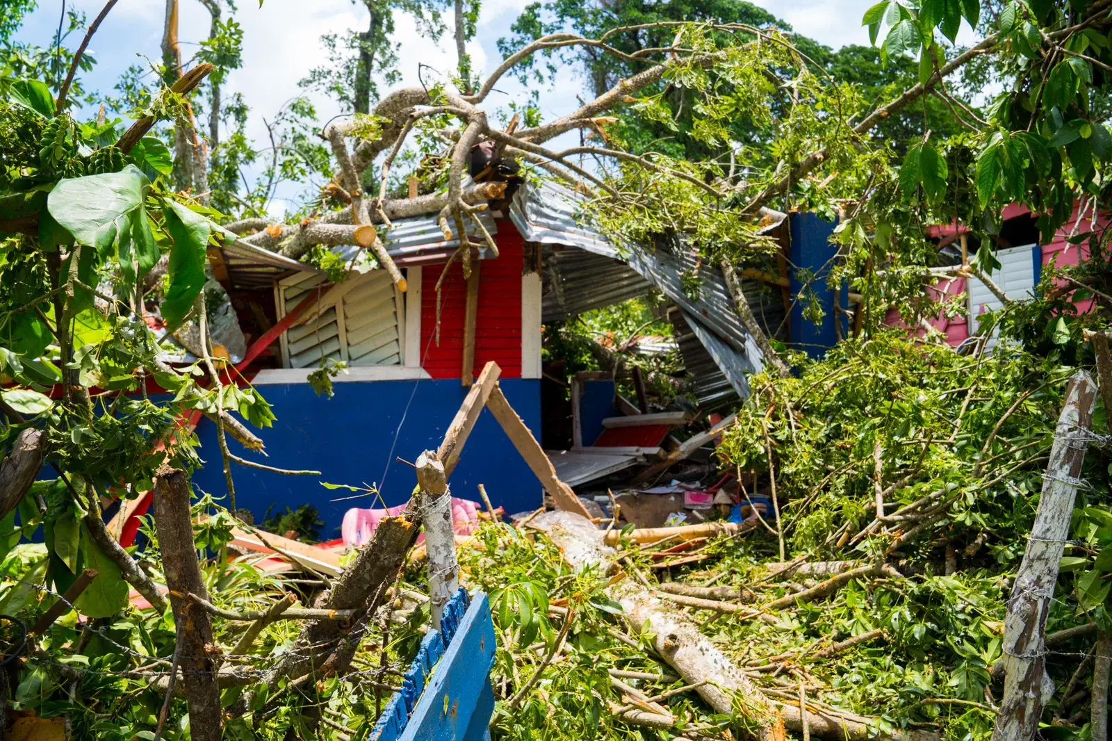 Gobierno inicia entrega de ayudas a familias afectadas por las lluvias en Villa Tapia y Salcedo