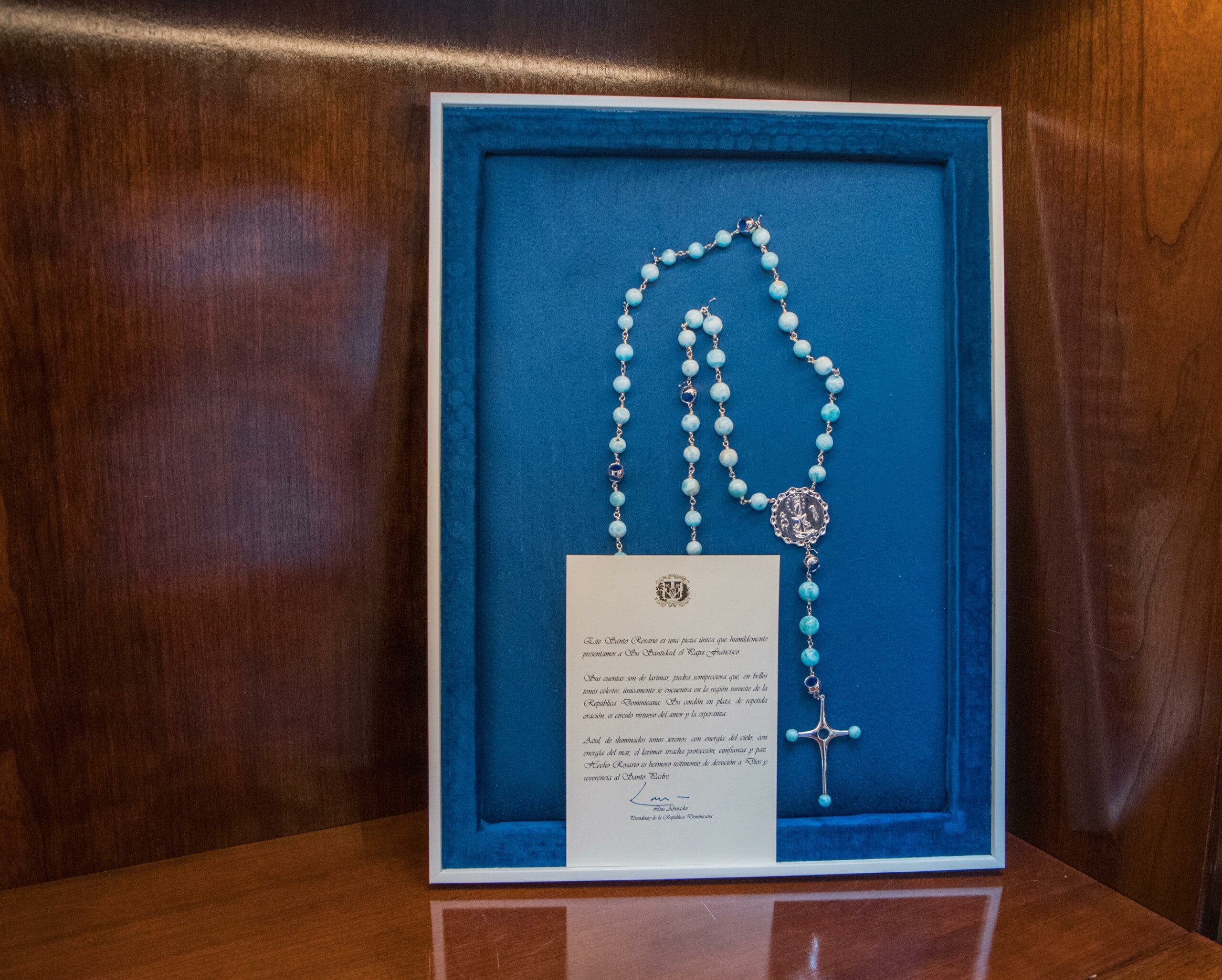 Mónica Varela, la dominicana que diseñó el rosario de larimar que Abinader obsequió al papa Francisco