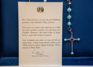 Larimar: La piedra azul de República Dominicana que Abinader obsequió al papa Francisco en un rosario 