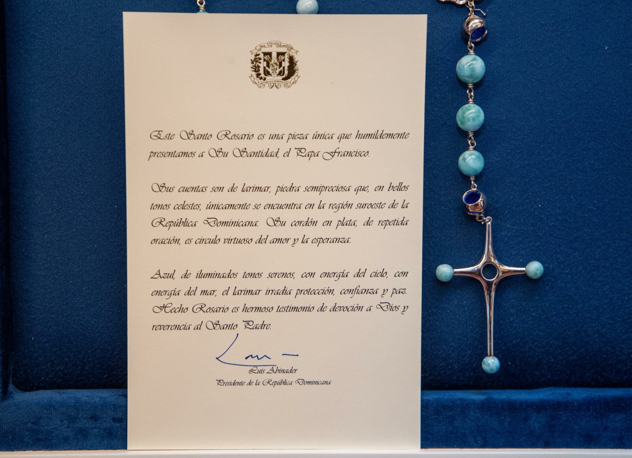 Larimar: La piedra azul de República Dominicana que Abinader obsequió al papa Francisco en un rosario 