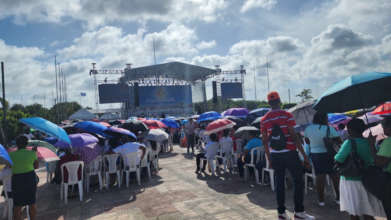 Iglesia Católica celebra una eucarística frente al Faro a Colón