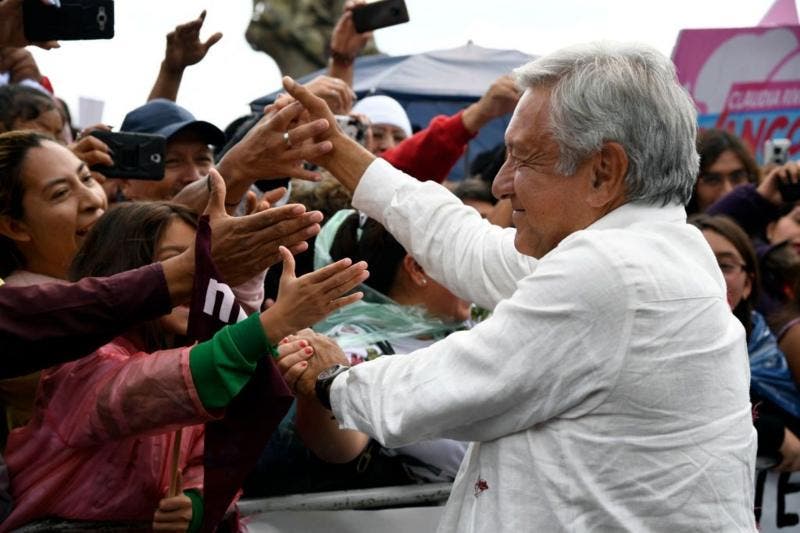 Los 4 pilares que explican la alta popularidad de AMLO tras 6 años gobernando México (y cómo lo ven sus críticos)