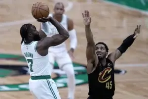 Brown y White lideran el ataque de triples de los Celtics sobre Cavaliers