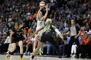 Caitlin Clark debuta en la WNBA con 20 puntos