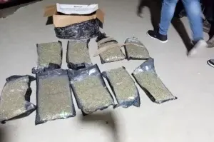 Ocupan 12 paquetes de marihuana y 33 envases llenos de cocaína