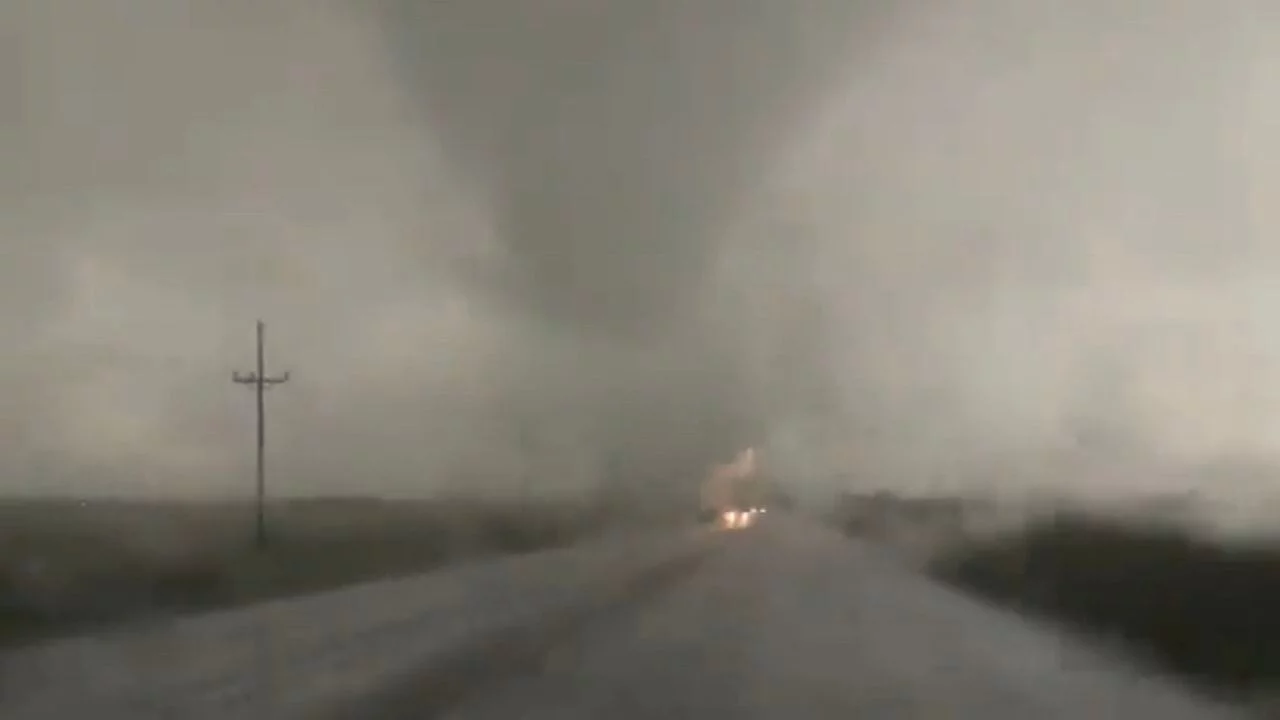 Unos 70 millones de personas avisadas de tornados y granizadas en región central de EE.UU.