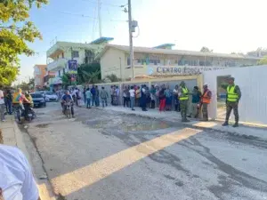 Personas se quejan por la tardanza del inicio del proceso electoral en Boca Chica