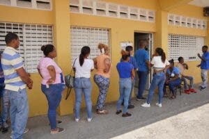 Votantes se quejan de lentitud en escuela Cruz Grande, en Villa Mella