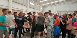 Autoridades hallan a 208 migrantes en una bodega del Estado de México; hay dominicanos