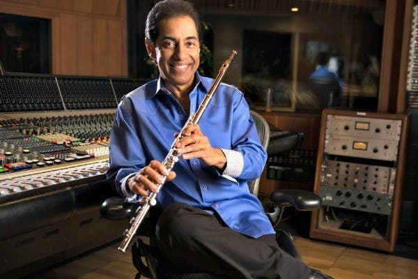 El puertorriqueño Néstor Torres busca crear comunicación con la melodía de su flauta Esther Alaejos