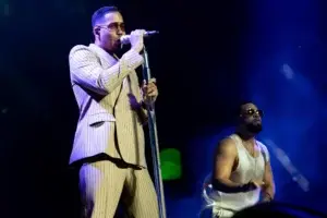 Romeo Santos “cerrando ciclos” junto a Aventura con un romántico concierto en Los Ángeles