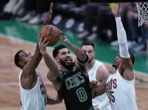 Jayson Tatum anota 25 para llevar a los Celtics a su tercera final consecutiva del Este