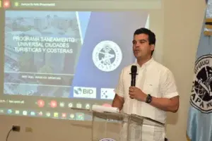 Wellington Arnaud socializa solución a problema de drenaje sanitario en La Romana