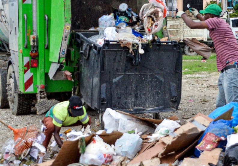 Alcaldesa de SDN culpa empresa por cúmulos de basura