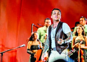 Christian Nodal pasa la prueba en su primera presentación RD