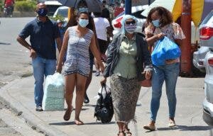 Empleados regresan al uso de mascarilla