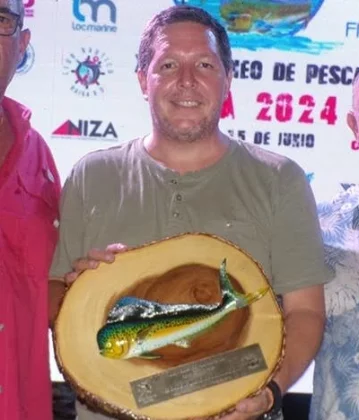 Alejandro Henríquez, presenta  trofeo de campeón.