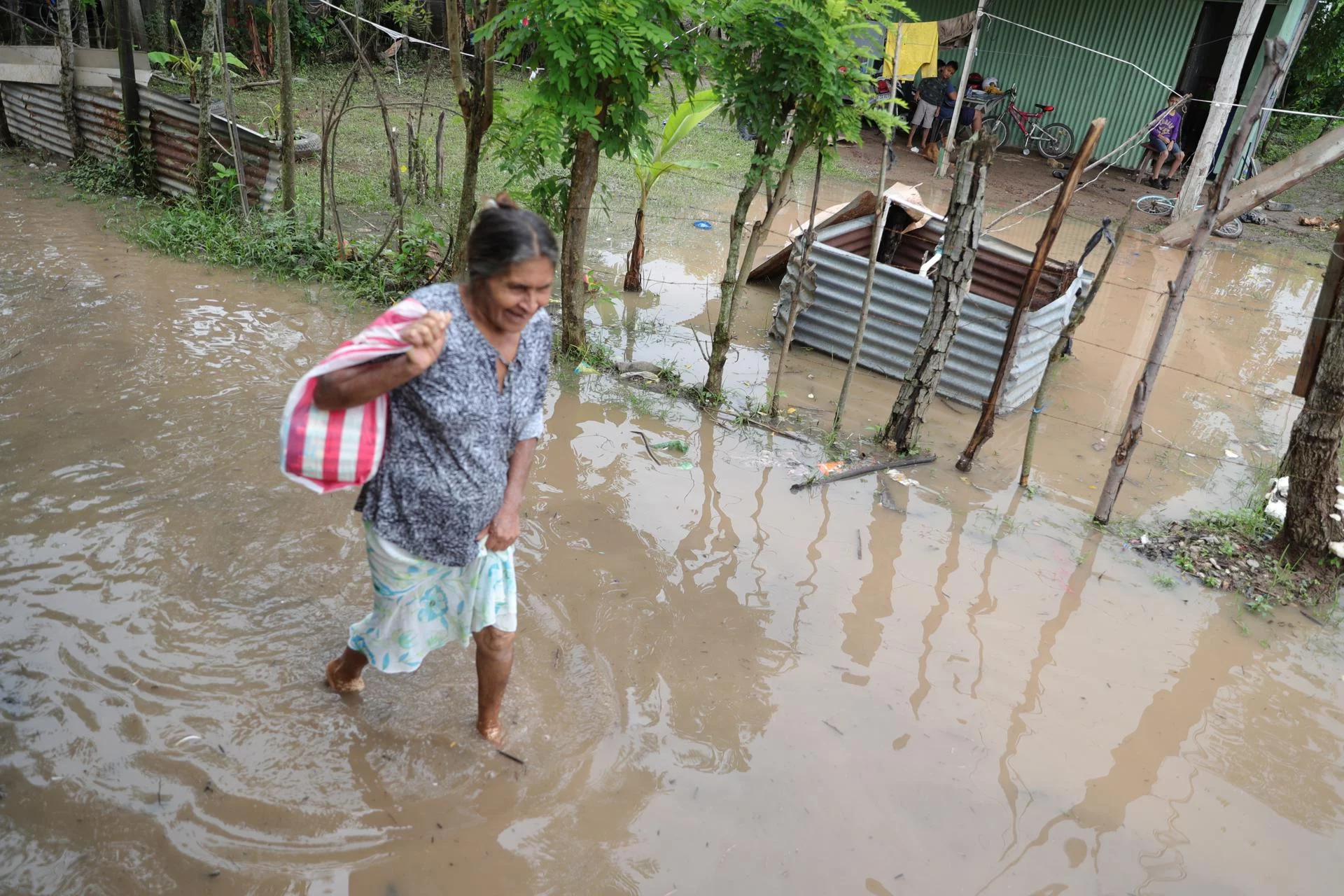 Centroamérica en alerta por fuertes lluvias, que han dejado al menos un muerto